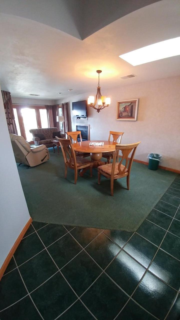 Snug Harbor Inn Sturgeon Bay Esterno foto